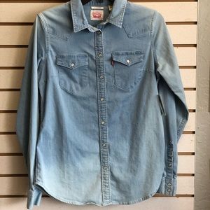 Levi Strauss & Co. Light-wash snap closure LS Tailored Fit Denim Shirt. Size M